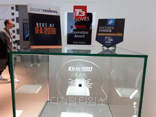 1일(현지시간) 독일 베를린에서 열린 IFA 2018에서 화웨이가 스마트폰의 중앙처리장치로 인공지능 기술을 강화한 새로운 모바일 AP '기린 980'을 전시하고 있다.